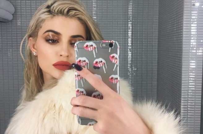 Face GLOSSING is 2017’s hottest beauty trend, and it is pretty cool