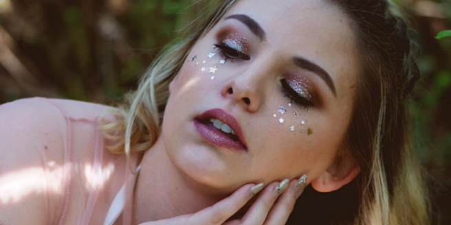 Glitter FRECKLES are hot now, and we don’t really know how we feel