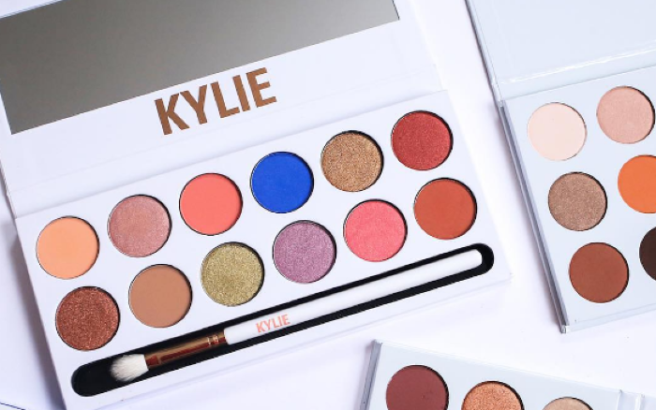 People are giving out about Kylie’s Peach Palette for a weird reason
