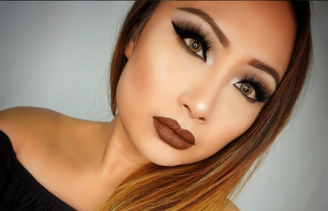 Beauty hack! This MUA just did her winged liner with dental floss