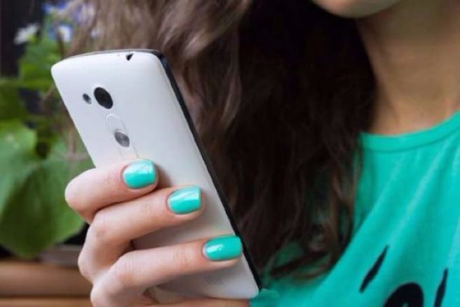 Look out! PINs and passwords can be stolen at the tilt of a phone
