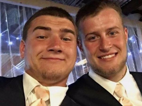 Third-wheeling like a boss: The wedding photos that own the awk