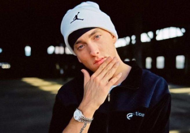 Fancy dating Eminem? You better get on Tinder ASAP, apparently