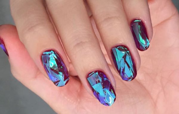 Shattered glass nail art is the hottest trend on the Internet