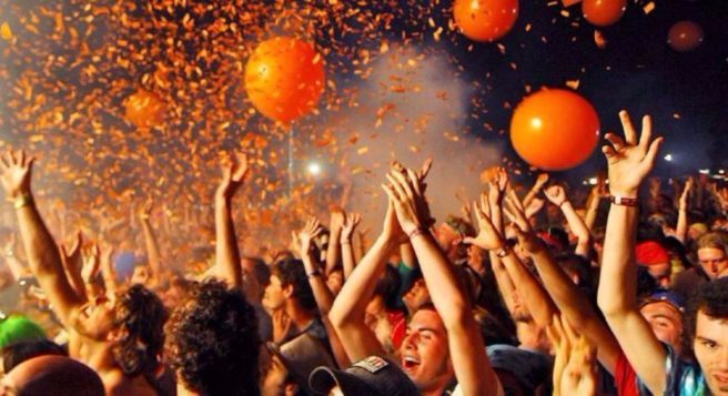 Bikinis and umbrellas – 5 tips for travelling to an international festival