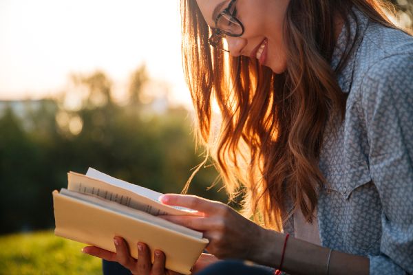 Bookworms, rejoice! People who read books live for longer
