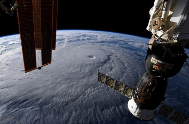 Hawaiians gear up as Hurricane Lane approaches