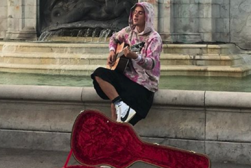 Eh? Justin Bieber was BUSKING in London earlier (serenading Hailey)