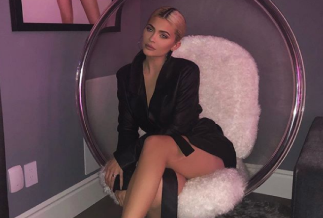 Kylie Jenner debuts ice blue hair for New Years & it’s EVERYTHING