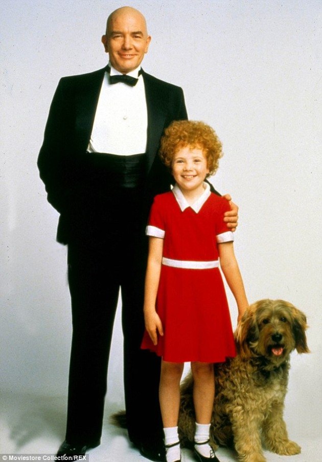 Albert Finney, who played Daddy Warbucks in Annie, has died | SHEmazing!