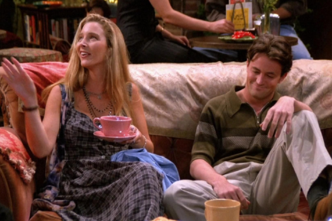 What iconic Friends prop did Matthew Perry gift to Lisa Kudrow?