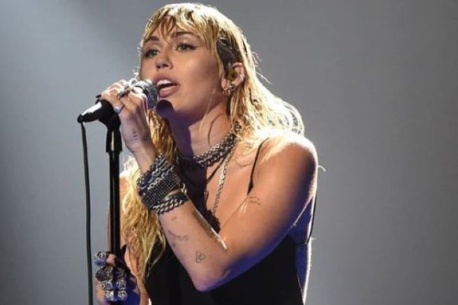 Miley Cyrus debuts new tattoo during moving VMA’s performance