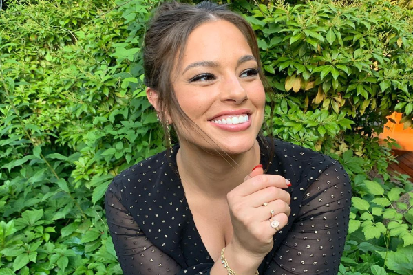Ashley Graham shows off stretchmarks with beautiful photo