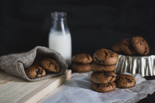 This 4 ingredient vegan cookie recipe is fast, fudgy and flavourful!