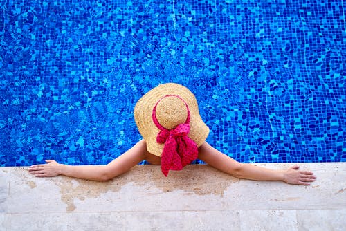 ‘Poolside Gossip’ is the escapist read we need this summer