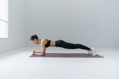 The 4-minute workout you can do in your home office