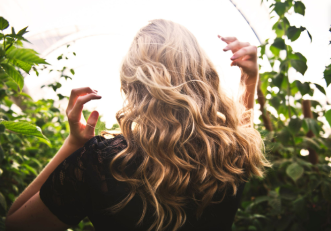 Enrich your blonde hair with Klorane’s Camomile Range