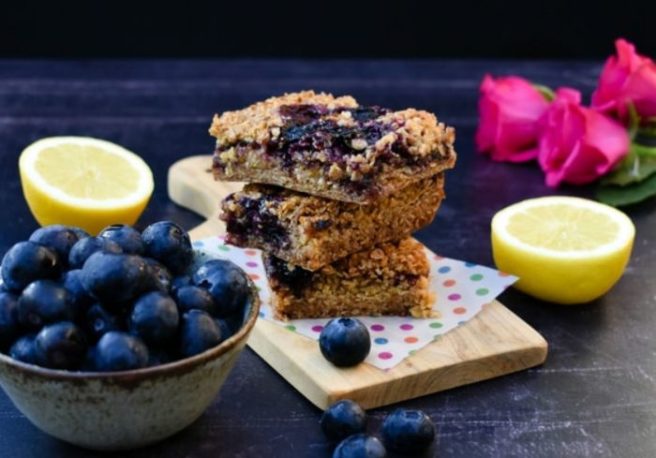 These blueberry & lemon drizzle flapjacks are the perfect snack!