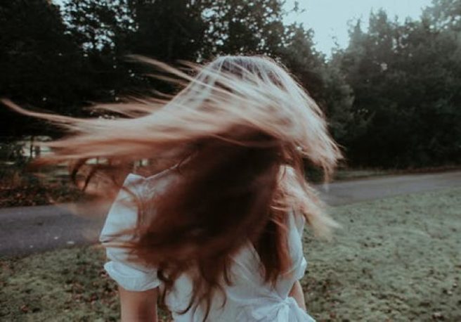 How to achieve soft & shiny hair – without getting a trim!